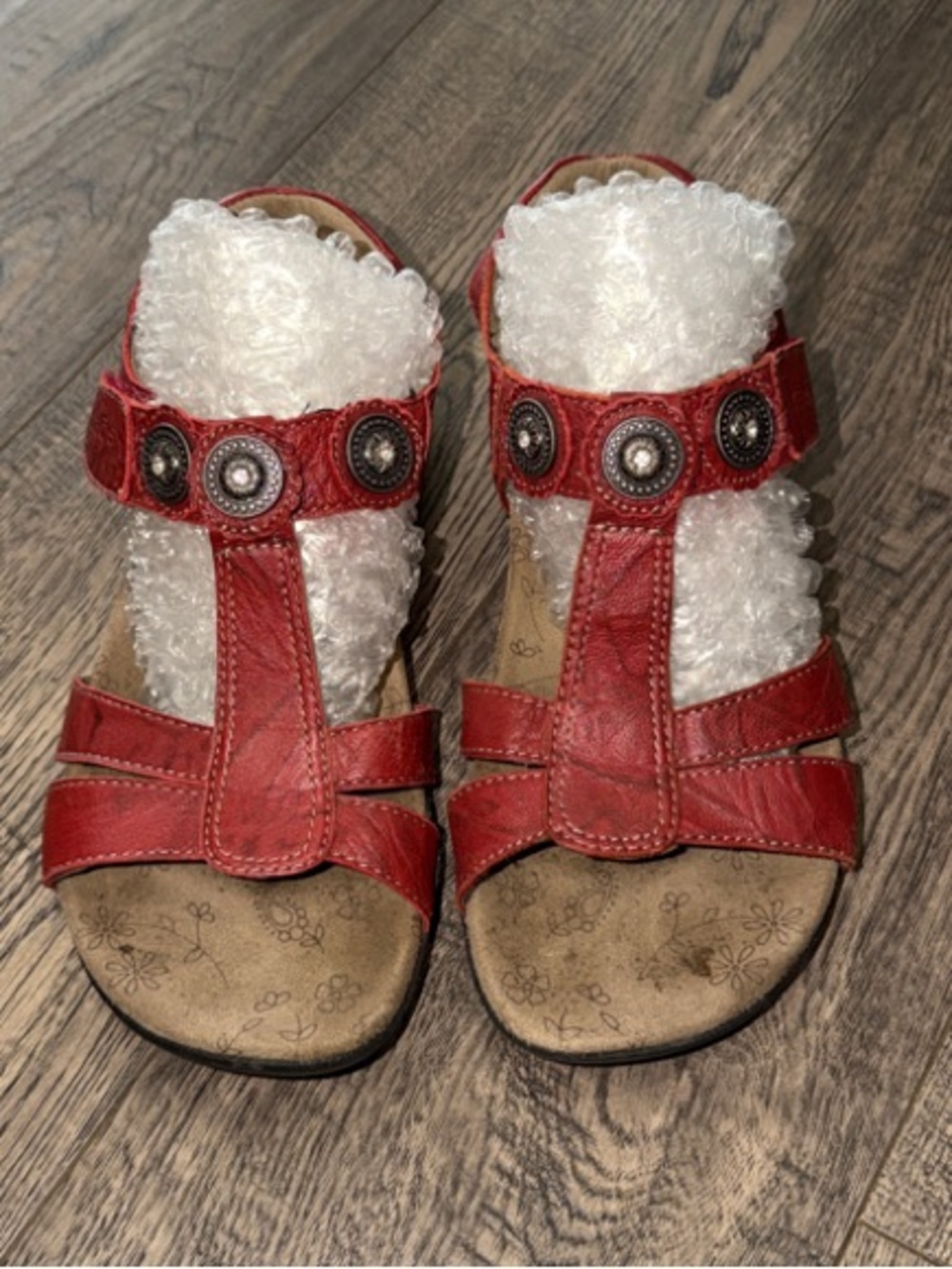 Taos Paradise Sandal Red Leather T Strap w Metal Accents Open Toe Sz 6